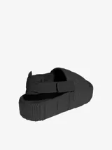 Sandalias negras Adidas Adilette 22 XLG con diseño texturizado y correa ajustable en el talón.