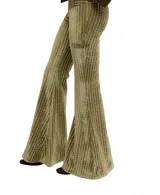 Pantalón flare confeccionado en tejido aterciopelado de color verde con lentejuelas brillantes que forman líneas verticales. Posee un calce ajustado hasta la rodilla y bota ancha.