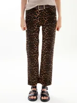 Pantalón de corte recto con estampado de leopardo.