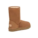 Botas cortas UGG Classic Short II color marrón, confeccionadas en piel de oveja con interior de lana. Resistentes al agua y con suela liviana para mayor amortiguación y tracción.