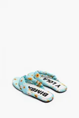 Sandalias negras tipo ojotas con plataforma baja y tira ancha acolchada.