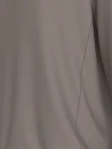 Buzo gris topo de algodón y poliéster con cuello redondo, puños y bajo de canalé. Logo de Calvin Klein bordado en el pecho.