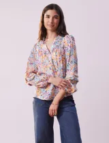 Blusa de gasa estampada marca Zac & Rachel. Tiene cuello a la base fruncido con escote en V, mangas largas con aplique calado y puño elastizado.