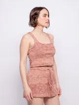 Short de tejido de punto con efecto jaspeado en tonos verde y amarillo claro. Presenta cintura elástica con cordón ajustable.