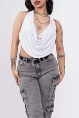 Top negro con escote drapeado tipo halter y espalda descubierta.