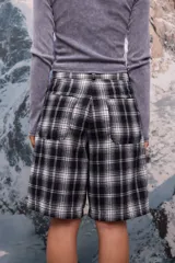 Remera básica de manga larga con cuello redondo y efecto lavado, confeccionada en tejido de punto con costuras visibles.