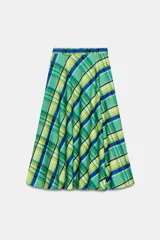 Falda midi de tiro medio marca ZWE Collection, confeccionada en hilatura de algodón con diseño de cuadros tipo tartán en tonos verdes, azules y amarillos. Tiene corte evasé y cierre lateral con cremallera oculta.