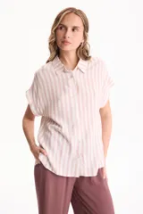 Camisa de viscosa con patrón de rayas verticales en tonos beige y blanco, cuello camisero, manga corta y cierre frontal con botones.