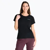 Remera deportiva de manga corta y cuello redondo, color negro, con logo de la marca estampado en el pecho. Confeccionada en tejido técnico con tecnología de secado rápido y protección UV.