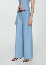 Pantalon wide leg de tiro medio confeccionado en lyocell, con cierre frontal de cremallera y botón, trabillas para cinturón y bolsillos laterales.