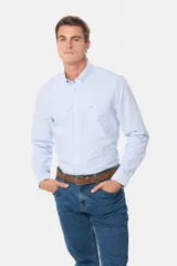 Camisa de oxford a rayas celestes y blancas, de manga larga, con cuello abotonado y bolsillo frontal en el pecho.