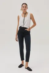 Jean skinny de tiro alto color azul oscuro, con ajuste ceñido y composición flexible.