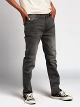 Jean de corte recto y tiro medio, confeccionado en denim con efecto lavado desgastado en tono gris oscuro.