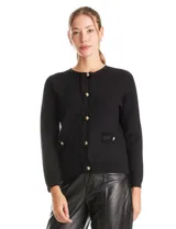 Cardigan de punto con textura tipo waffle, color blanco, con escote a la base, cierre frontal con botones metálicos dorados y detalles desflecados en la tapeta y los bolsillos simulados.