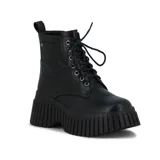 Bota de caña media color negro, acordonada, con suela track y plataforma.