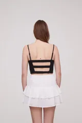 Top color marfil con breteles finos y escote en V.