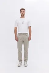 Jean straight de pierna recta y calce definido, color azul oscuro, con lavado sutil y diseño clásico de cinco bolsillos.