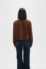 Sobrecamisa de textura gamuzada en color negro, con cuello clásico, cierre frontal de botones y dos bolsillos frontales con solapa.