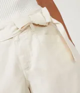 Short de cintura media color crudo, con cinturón de lazo y bolsillos laterales.