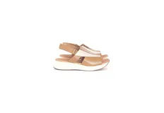 Sandalias de cuero combinadas en tonos tostado, nude y detalles metalizados dorados, con diseño de tiras cruzadas y textura efecto reptil en la parte superior. Cuentan con suela de plataforma baja y tira ajustable en el talón.