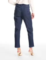 Pantalón tipo jegging de tencel en color azul oscuro, con pretina ancha elástica, bolsillos simulados en la parte delantera y bolsillos aplicados en la parte trasera. Presenta un corte al tobillo con ruedo desflecado.