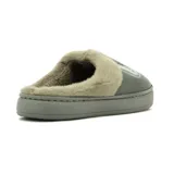Pantufla abierta gris de poliuretano, con interior y borde de corderito sintético en tono tostado. Cuenta con una tira lateral decorativa con la palabra "SUPER" bordada y suela de goma.
