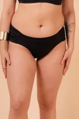 Bombacha de bikini tiro alto color negro, con frunce en los costados.