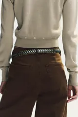 Jersey de punto con cuello en V y manga larga. Presenta un diseño versátil con detalles de acabados desmontables mediante botones en la parte inferior y en los hombros.