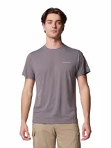 Remera deportiva gris de manga corta Columbia, con cuello redondo y logo impreso en el pecho, diseñada con tecnología de enfriamiento y absorción de humedad.