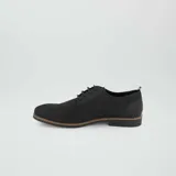 Zapatos de vestir negros con cordones y suela marrón.