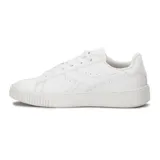 Championes urbanos Diadora modelo Set, color blanco, de caña baja y cordones. Presentan un diseño liso con el logo de la marca en el lateral y suela de goma con textura acanalada en el borde.