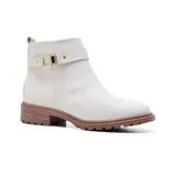 Bota corta negra de cuero sintético, con taco bajo y hebilla decorativa.