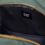 Mochila urbana y de senderismo marca Caterpillar, color verde con detalles en naranja y marrón. Presenta un diseño ligero en tejido ripstop hexagonal, con cordón elástico frontal para almacenamiento, bolsillos laterales de malla, compartimento principal con bolsillo interior y logo reflectante.
