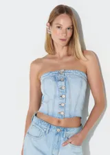 Top strapless de denim celeste con botones frontales.