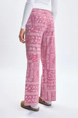 Pantalon de jean de corte recto con estampado tipo bandana en color bordó. Presenta cierre frontal con botón y bolsillos laterales y traseros.