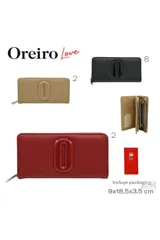 Billetera grande color beige con cierre de cremallera y aplique metálico con el logo de la marca en el frente.