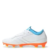 Championes de fútbol Umbro Speed HG, color negro con detalles en celeste. Presentan un diseño con cordones, suela con tapones para superficies firmes y el logo de la marca en el lateral.