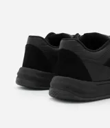 Championes masculinos negros de estilo urbano con suela bold, confeccionados en PU con detalles texturizados y atacadores bicolores.