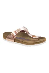 Sandalias Birkenstock Gizeh color cobre rosado, con plantilla anatómica de corcho y látex cubierta de gamuza, empeine de cuero natural y suela de EVA.