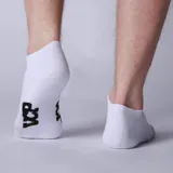 Medias cortas tipo soquete color blanco con logo estampado en negro en la parte posterior.