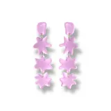 Aros colgantes azules con diseño de estrellas y forma irregular.