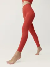 Calza larga color ladrillo, de tejido Shapplex_B, con cintura alta y detalles laterales microperforados con tecnología láser.