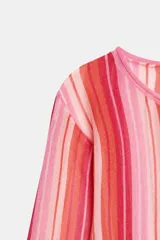 Remera de punto fino de manga larga y cuello redondo, con diseño de rayas verticales en tonos rosados, rojos y naranjas.