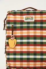 Valija carry on con diseño de cuadros multicolor, cuatro ruedas dobles multidireccionales, manija retráctil y bolsillo frontal con cierre. Incluye un llavero decorativo con forma de anacardo.