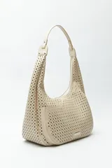 Cartera de hombro color beige con diseño calado y estructura semirrígida.