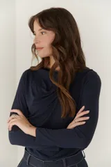 Remera negra de viscosa con cuello drapeado y mangas largas.