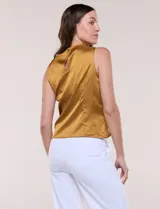 Blusa de satén color negro, de corte fluido, con escote asimétrico y un aro metálico decorativo en el hombro.