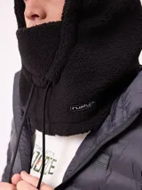 Pasamontañas de tejido tipo corderito sintético en color negro, con diseño de capucha integrada y cordones ajustables en la parte frontal.