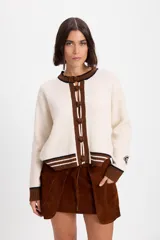 Minifalda de cuero con efecto desgastado, de silueta recta y diseño de capas frontales superpuestas. Incluye un lazo ajustable en la cintura que pasa por ojalillos metálicos y bolsillos laterales integrados.