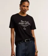 Remera slim de algodón negro, con cuello redondo, mangas cortas y estampa frontal "New York Atelier of Art" en color blanco.